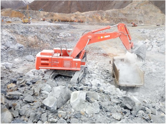 1534916586129943.jpg 挖掘機(jī).jpg