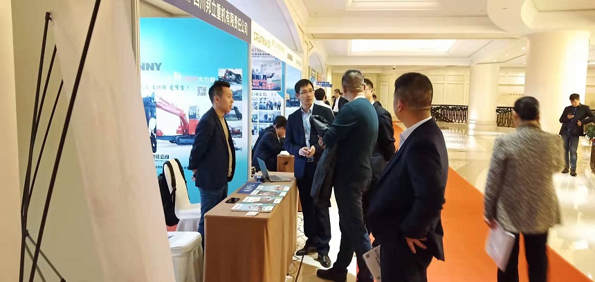 抓鋼機現(xiàn)場交流.jpg 抓鋼機現(xiàn)場交流.jpg