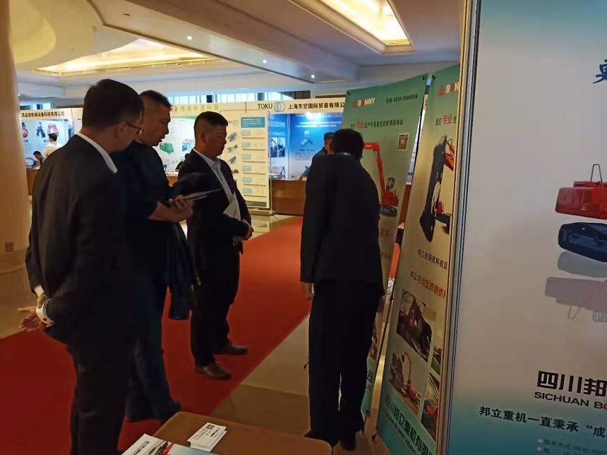 拆解機現(xiàn)場交流.jpg 拆解機現(xiàn)場交流.jpg