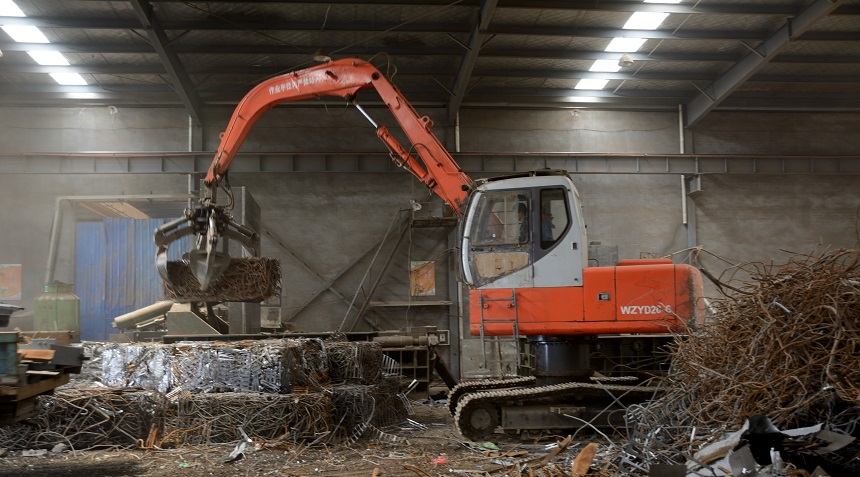 抓鋼機抓打包塊.jpg 抓鋼機抓打包塊.jpg