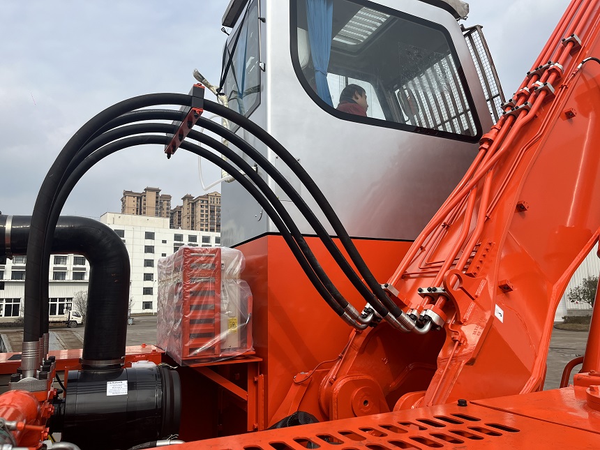 雙動(dòng)力抓鋼機(jī)結(jié)構(gòu)細(xì)節(jié)圖.jpg 雙動(dòng)力抓鋼機(jī)結(jié)構(gòu)細(xì)節(jié)圖.jpg